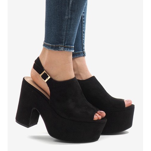 Svarta sandaler på ett massivt 8263CA -block 2