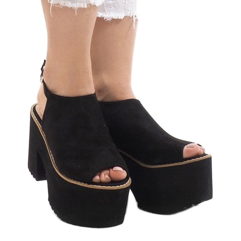 Svarta sandaler på ett massivt B8290 -block 1