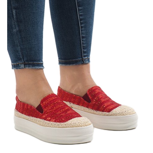 Röda sneakers espadriller på GH001 -plattformen 1