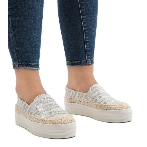 Vita sneakers espadriller på GH001 -plattformen 1