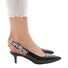 Svarta pumpar på en HD-28 häl 1