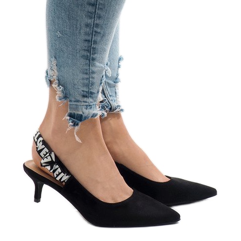 Svarta pumpar på en HD-33 häl 1