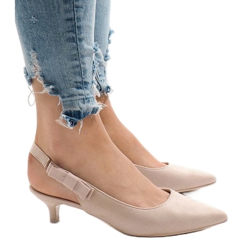 Beige pumps på en B-43 häl 1