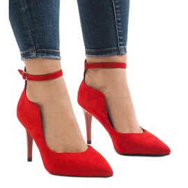 Röda stövlar på en B-54 häl 1