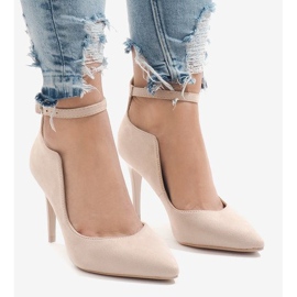 Beige pumps på en B-54 häl 1