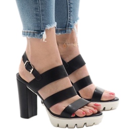 Svarta sandaler på HP-27 stolpen 1