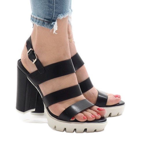 Svarta sandaler på HP-27 stolpen 2