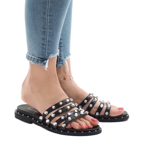 Svarta tofflor med LK-2802 dubbar 1