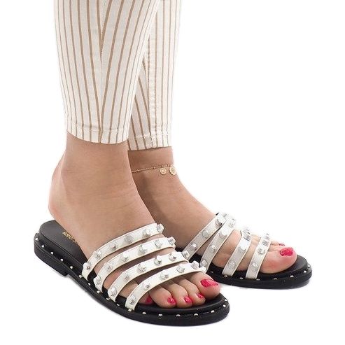 Vita tofflor med LK-2802 dubbar 1