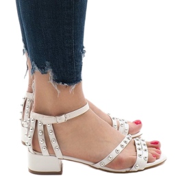 Vita högklackade sandaler 77-11 1