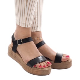 Svarta sandaler på plattformen 22-07 1