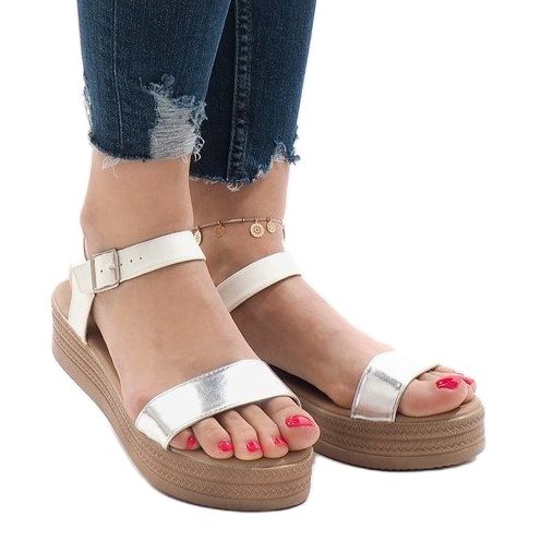 Vita sandaler på plattformen 22-07 1