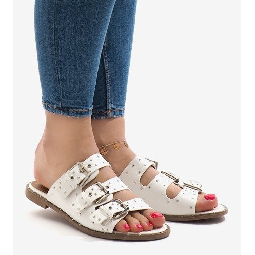 Vita tofflor med dubbar och ett spänne F-3659 1