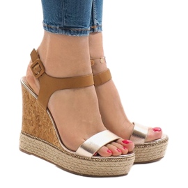 Guldlackerade kilsandaler VB76063 gyllene 1