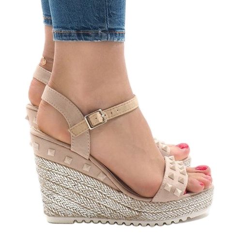 Beige sandaler med wedge med TS-16 dubbar 1