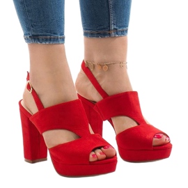 Röda sandaler på JS-8001-stolpen 1
