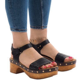 Svarta sandaler på FM4142 -plattformen 1