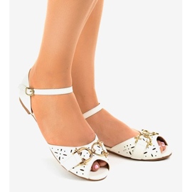 Vita sandaler med ett GF-180-spänne 1