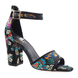 Svarta sandaler på stolpen 77-14 1