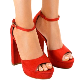 Röda sandaler på D08 -stolpen 1