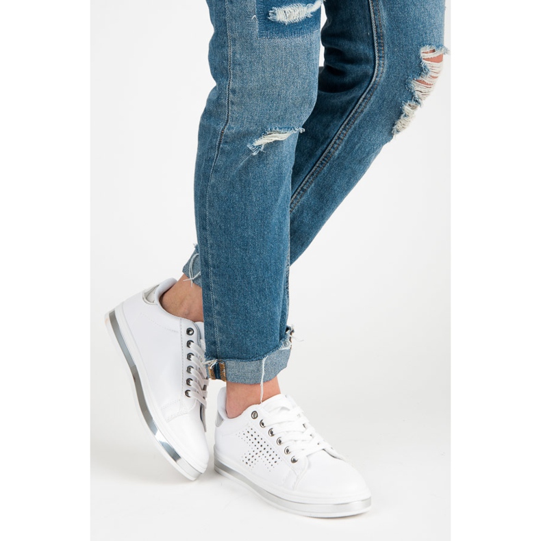 Vita Sneakers Med Ett Hologram 2