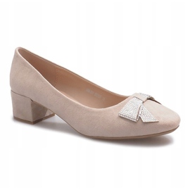 Beige pumps på en fauxpelare 1