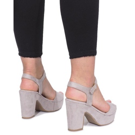 Grå sandaler från Boiset -stolpen 1