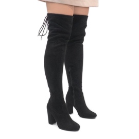 Svarta stövlar i mocka på stolpen ZH811 1