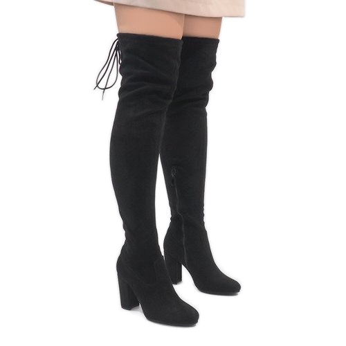 Svarta stövlar i mocka på stolpen ZH811 1