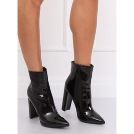 Svartlackade högklackade stövlar NS065P Svart 1
