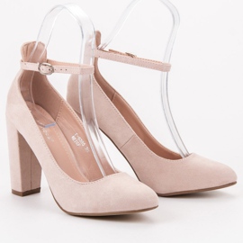 Ideal Shoes Pumpar fästa med ett spänne brun 1