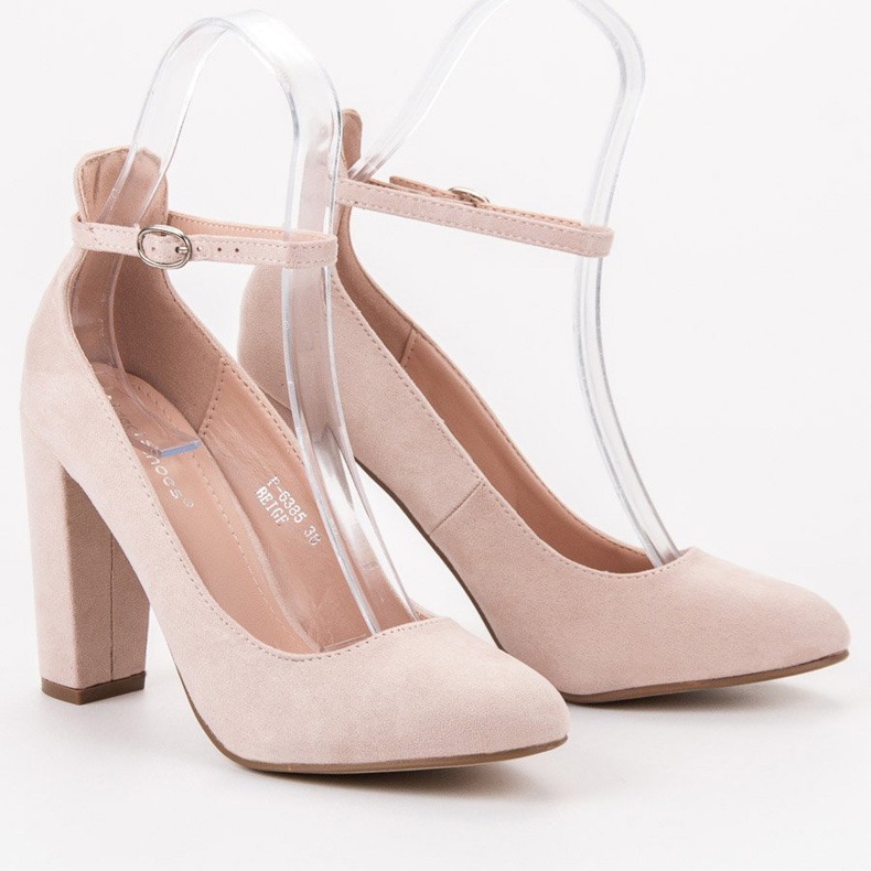 Ideal Shoes Pumpar fästa med ett spänne brun 1