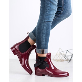 Kayla Galoscher Med En Rosett röd 2