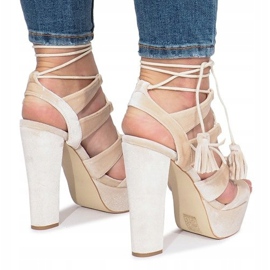 Grå sandaler på en One Love velourstolpe 1