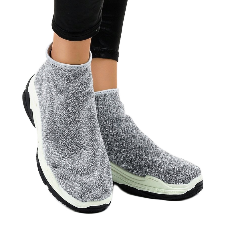 Gråa sportskor med ett elastiskt band LA33P 2