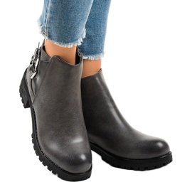 Grå damstövlar på en massiv M181 -sula 1