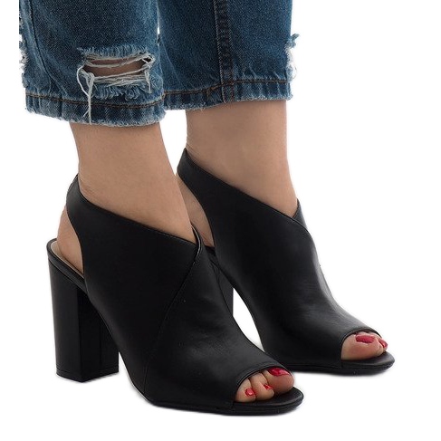 Svarta stövlar öppna på stolpen 0280-86 1