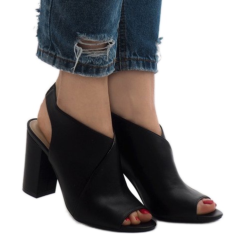 Svarta stövlar öppna på stolpen 0280-86 2