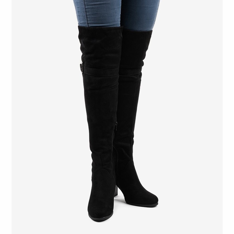 Svarta stövlar i mocka på den isolerade stolpen R18-17 2