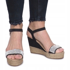 Svarta sandaler på en delikat Diamond Shine kilklack 1