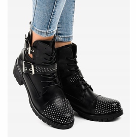 Svarta damskor på en massiv M257 -sula 2