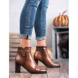 Vinceza Bruna stövlar på ett inlägg 1