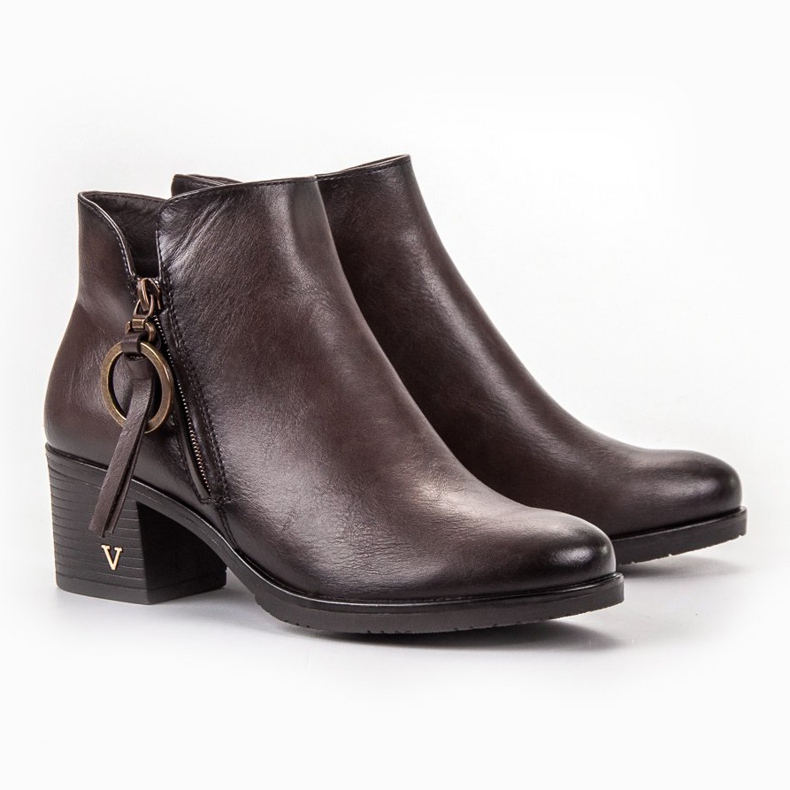 Vinceza Bruna stövlar på ett inlägg 1