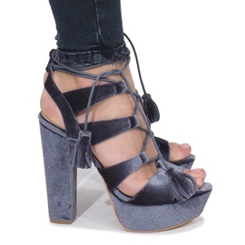 Grå sandaler på en One Love velourstolpe 1