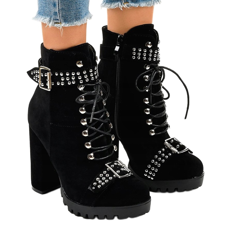 Svarta stövletter i mocka på LS5071 -stolpen 1