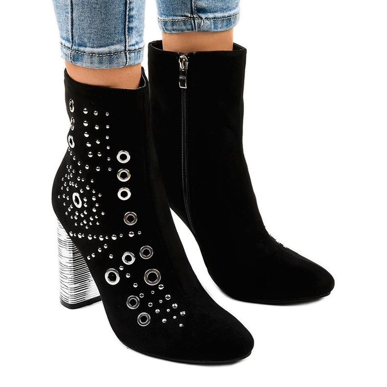 Svarta stövletter i mocka på AE28P -stolpen 1