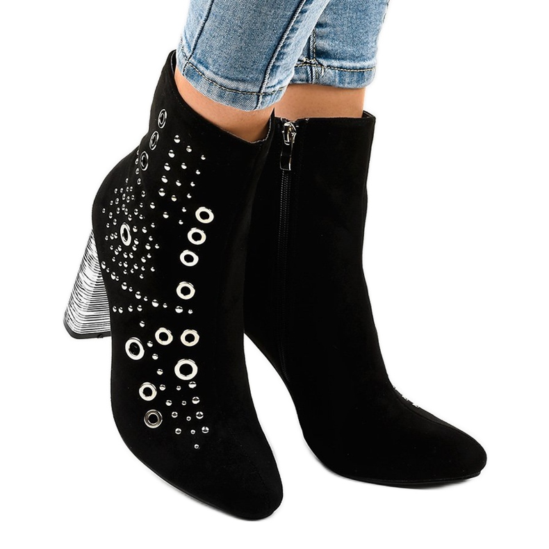 Svarta stövletter i mocka på AE28P -stolpen 2