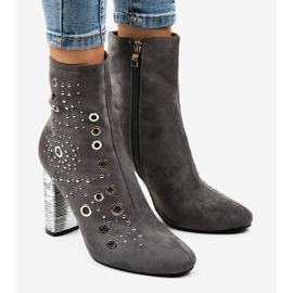 Grå mocka stövlar på AE28P stolpen 1