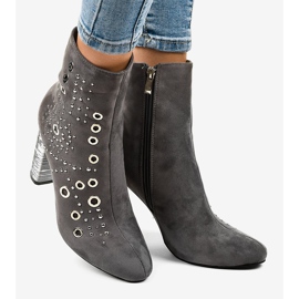 Grå mocka stövlar på AE28P stolpen 2