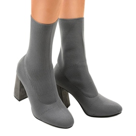 Grå stövlar på QQ08 -stolpen 1